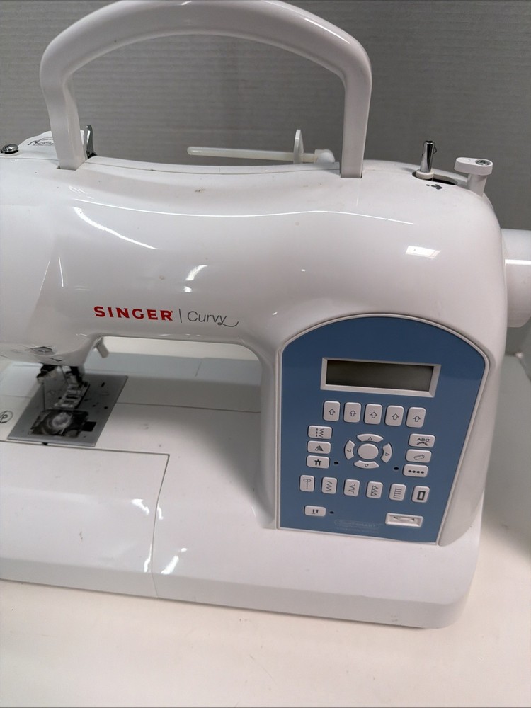 Singer Curvy 8780 Sewing Machine. Untested. For Parts