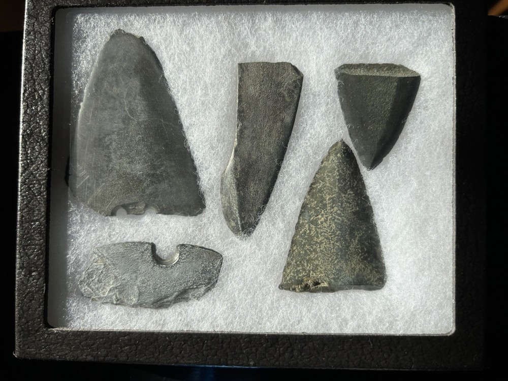 5 Stone Artifacts Biface Prehistoric Projectile Points, Scraper  Basalt/Chert