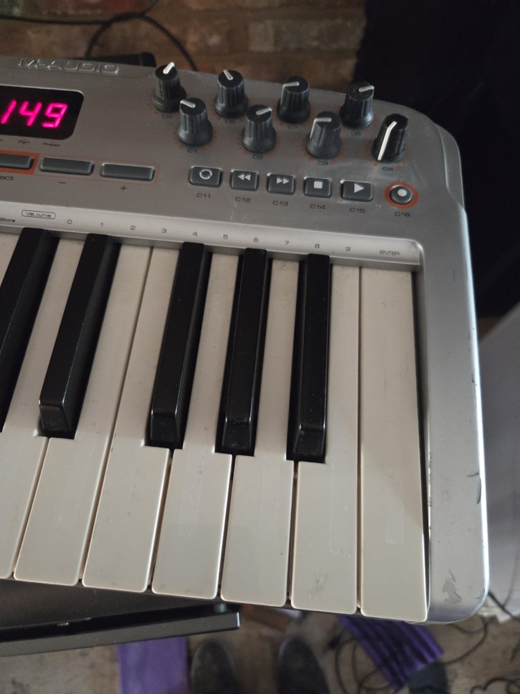 M-Audio Oxygen8 v2 25-Key MIDI USB Keyboard Controller Pitch Mod Faders Knobs