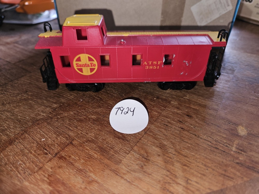 RED AND YELLOW ATSF HO GUAGE CABOOSE