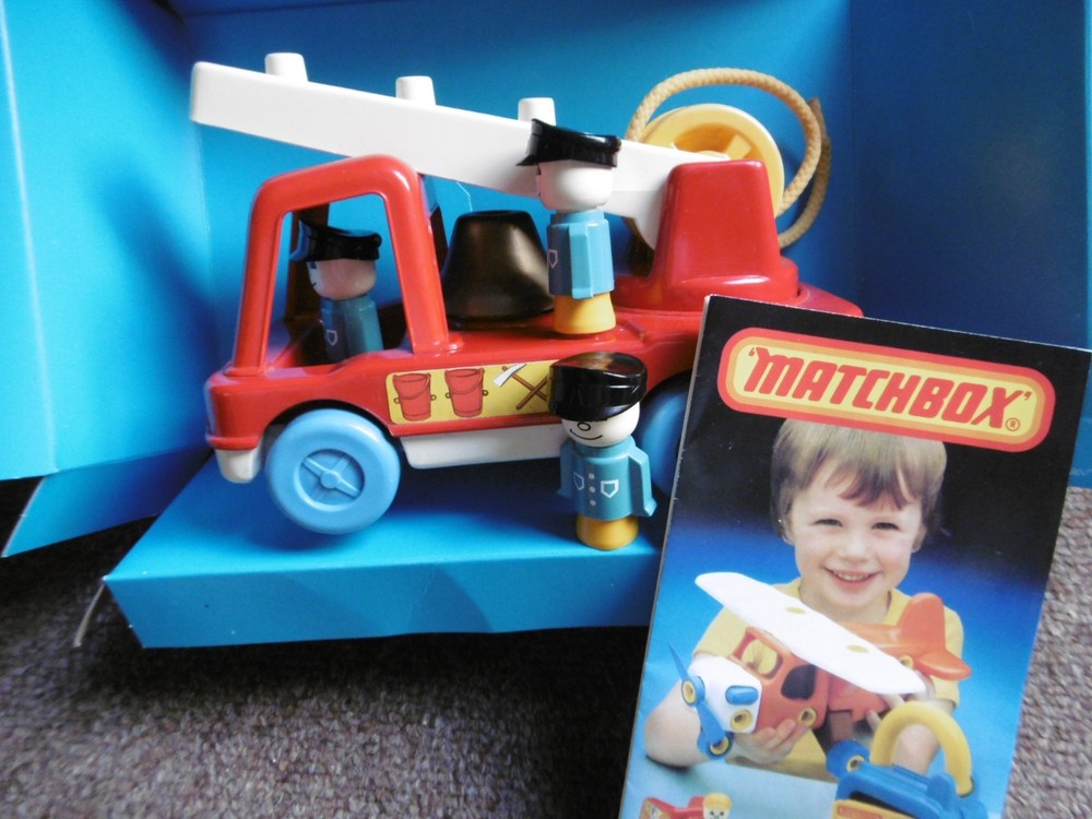 VINTAGE MATCHBOX LIVE & LEARN LL-1800 FIRE ENGINE & CREW COMPLETE BOXED