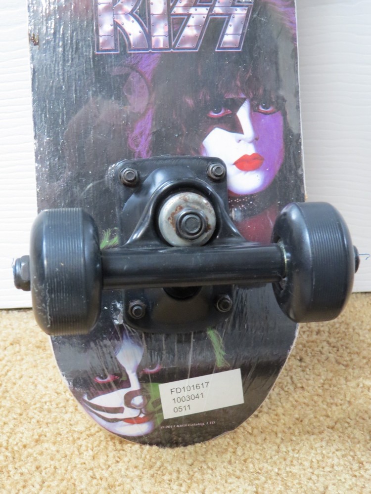 KISS 17 INCH MINI SKATEBOARD OFFICIAL SEALED 2011