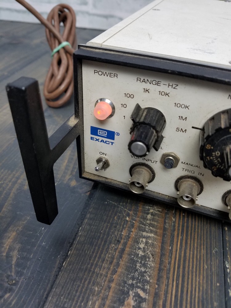 EXACT Electronics MODEL 124 MULTIGENERATOR **TURNS ON / UNTESTED**