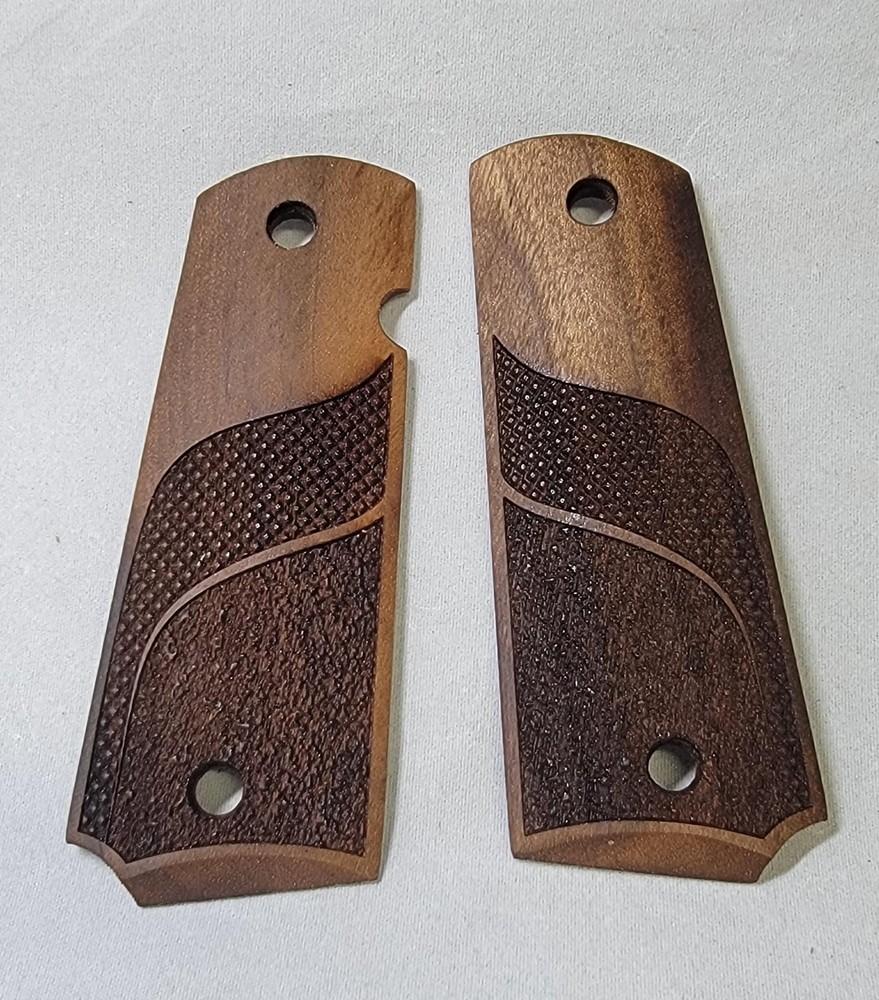 1911 Full Size Grips Unfinished Walnut Stippled Sweeping Border Pattern