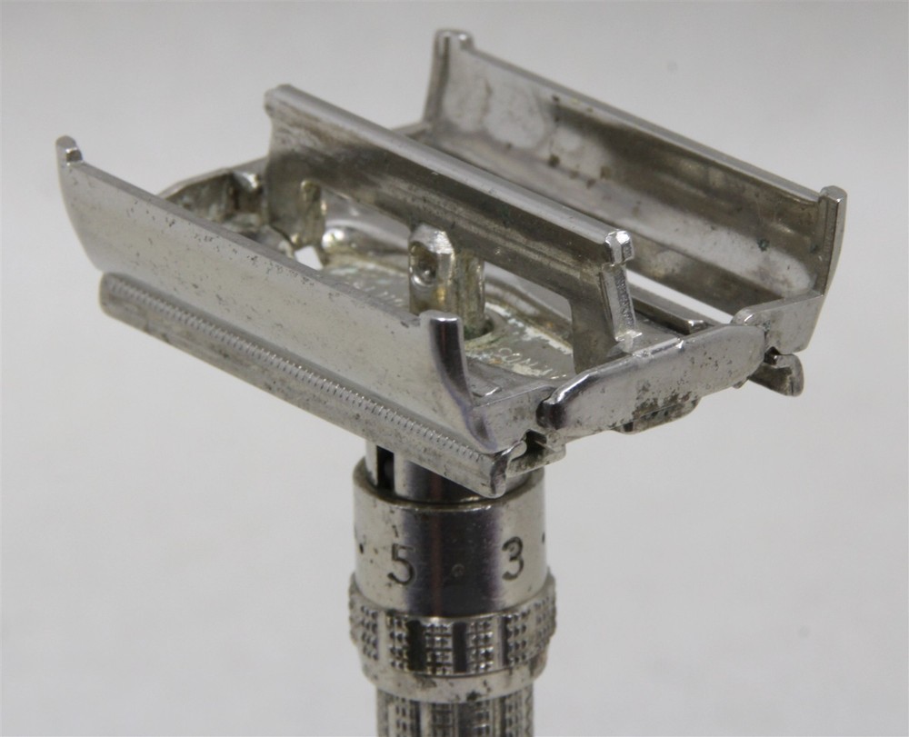 1967 GILLETTE Slim Adjustable Safety Razor Chrome M2 Date Code w/Simplex Blade