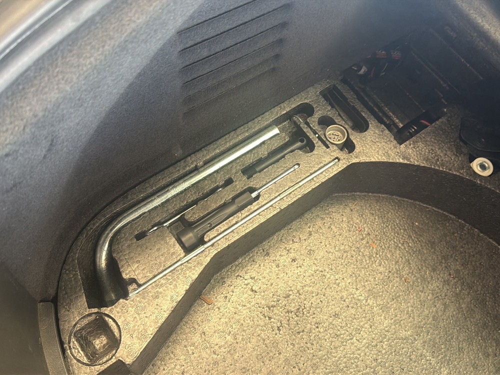 2006-2010 Audi TT 8J Coupe Jack/Tool Kit
