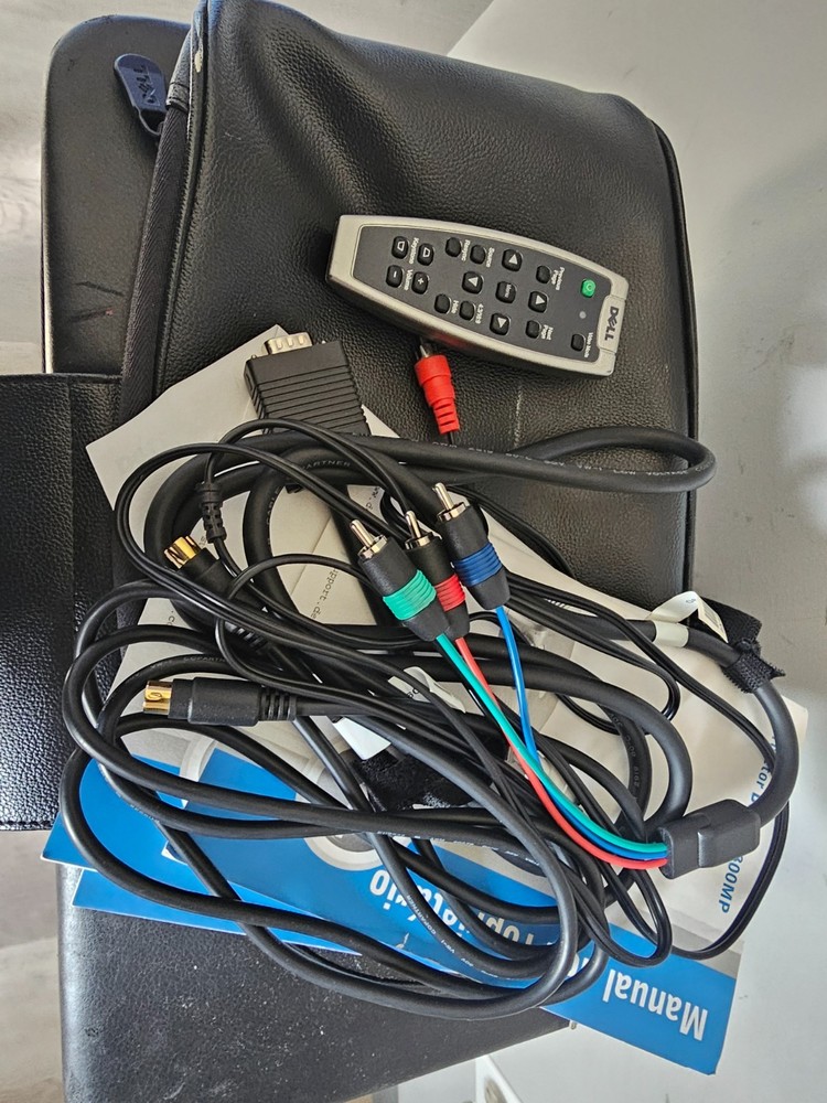 Dell 2300MP DLP Projector with Cables, Remote, and Case