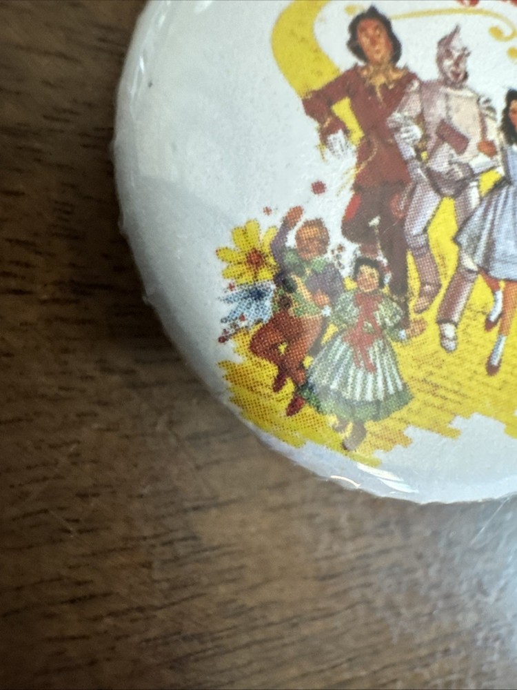 Small “Wizard Of Oz” Themed Featuring Cast Button Pin