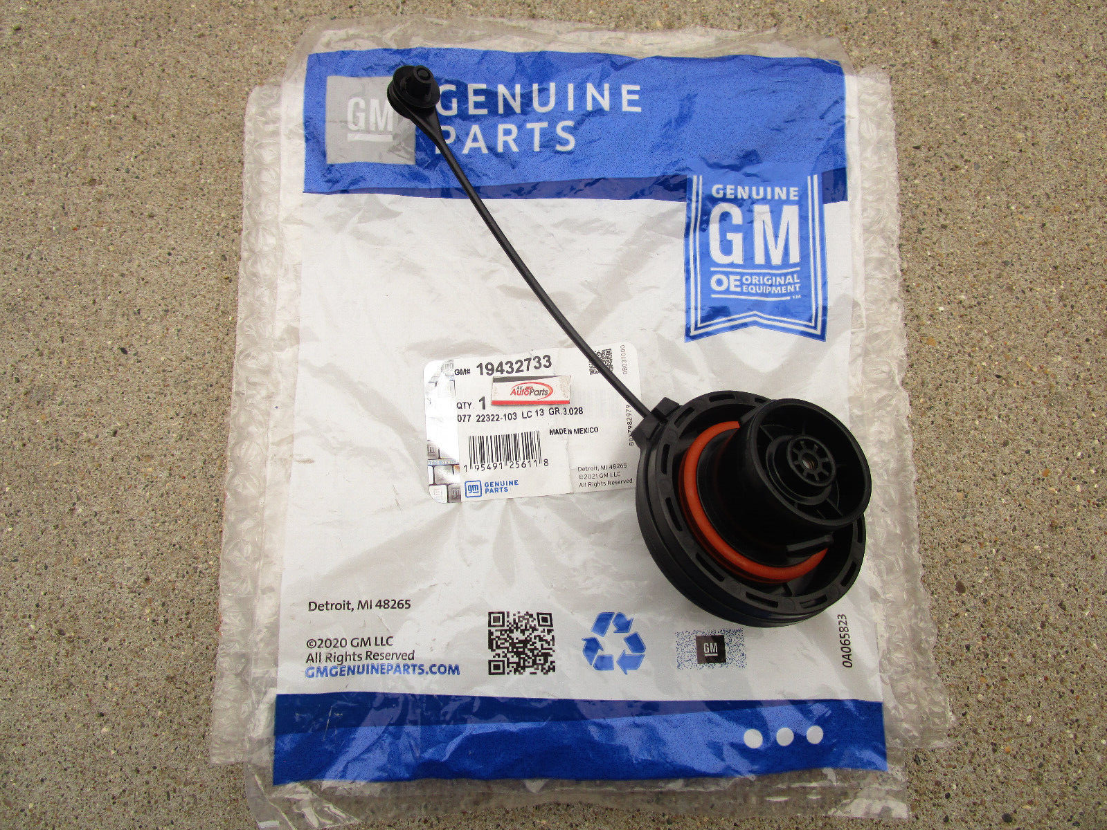 GMC CHEVY BUICK CADILLAC 19432733 FUEL GAS TANK FILLER CAP WITH TETHER OEM NEW