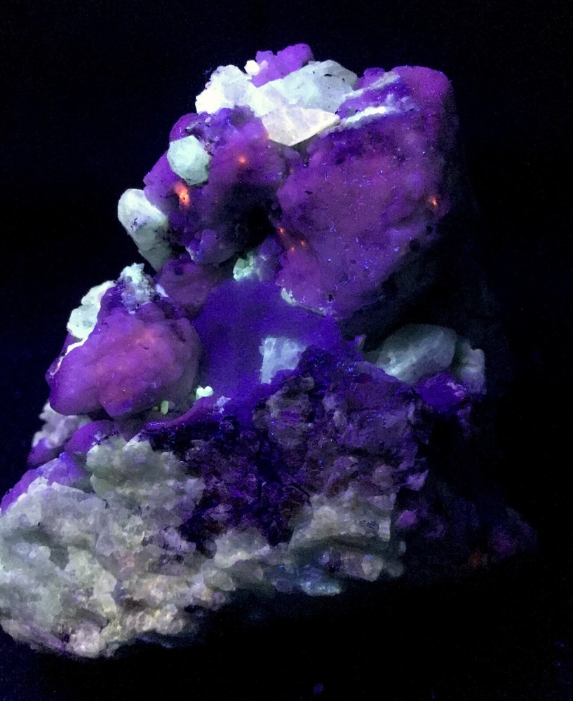 1030 GM Fluorescent,Phosphorescent Hackmanite on matrix Sar e Sang Afghanistan