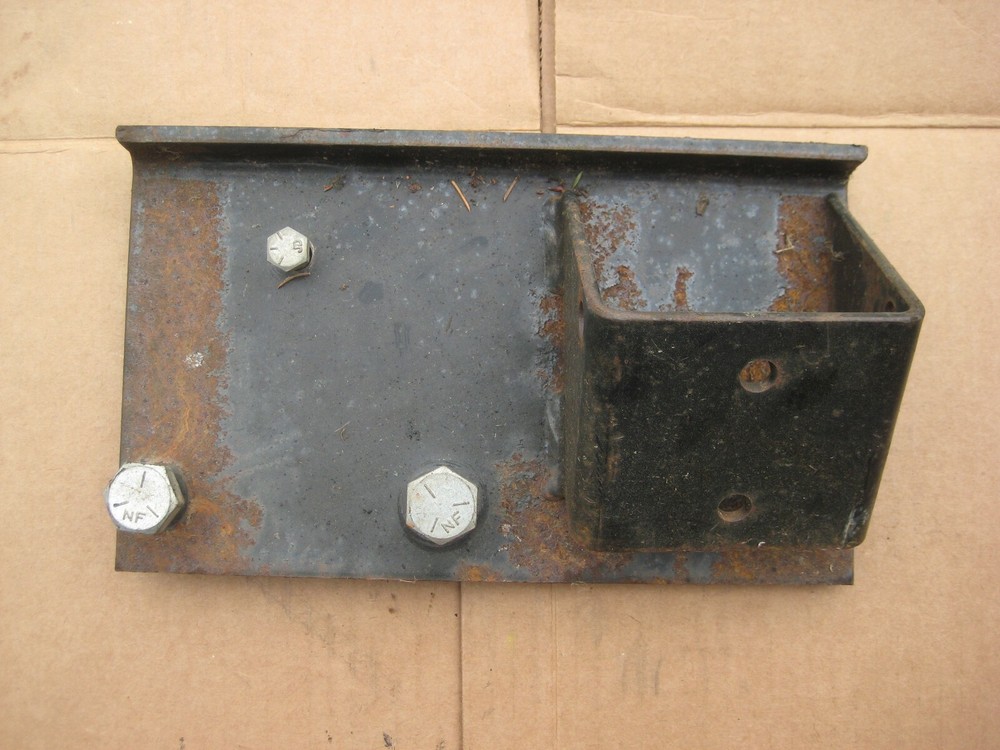 John Deere 110 112 210 212 214 216 - bagger post bracket
