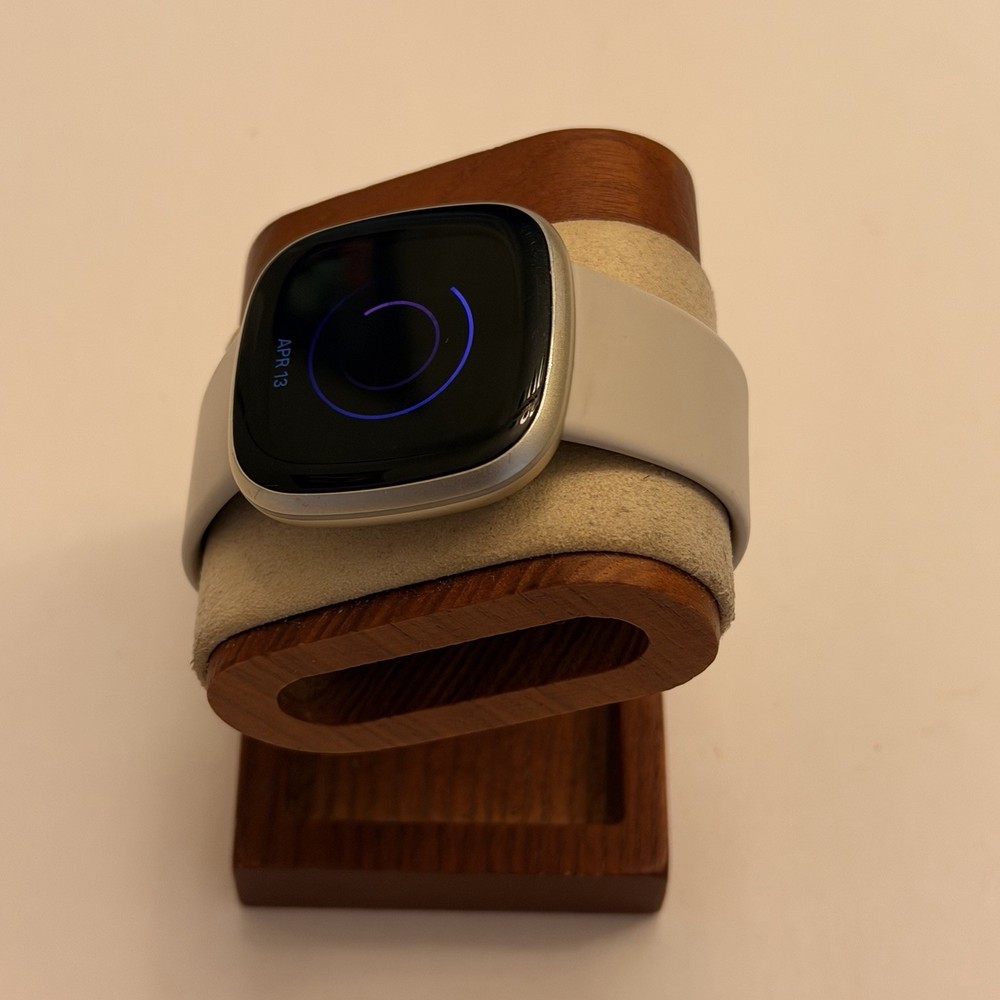 Fitbit Versa 3, Gold Case, Charger Included, Tested