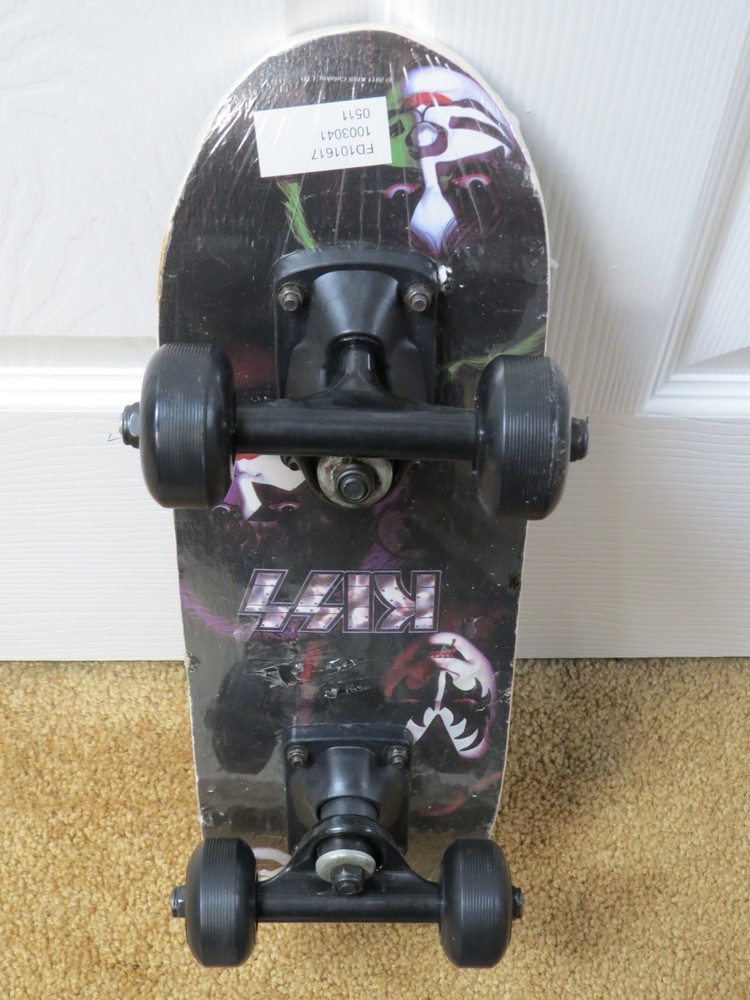KISS 17 INCH MINI SKATEBOARD OFFICIAL SEALED 2011