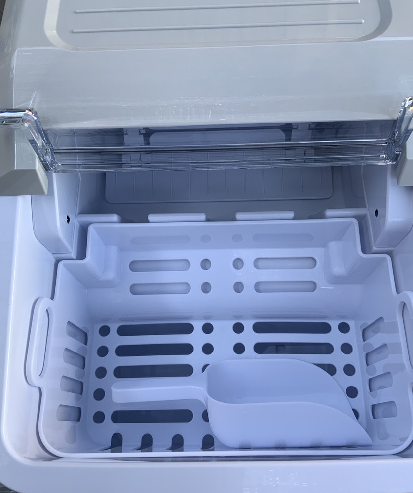 🍏 Frigidaire Ice Maker - Silver EFIC206,Distressed Box