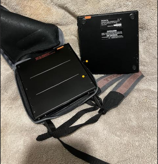 2 Different Sony DISCMAN - D10 bp100 & Sony D25 Discman