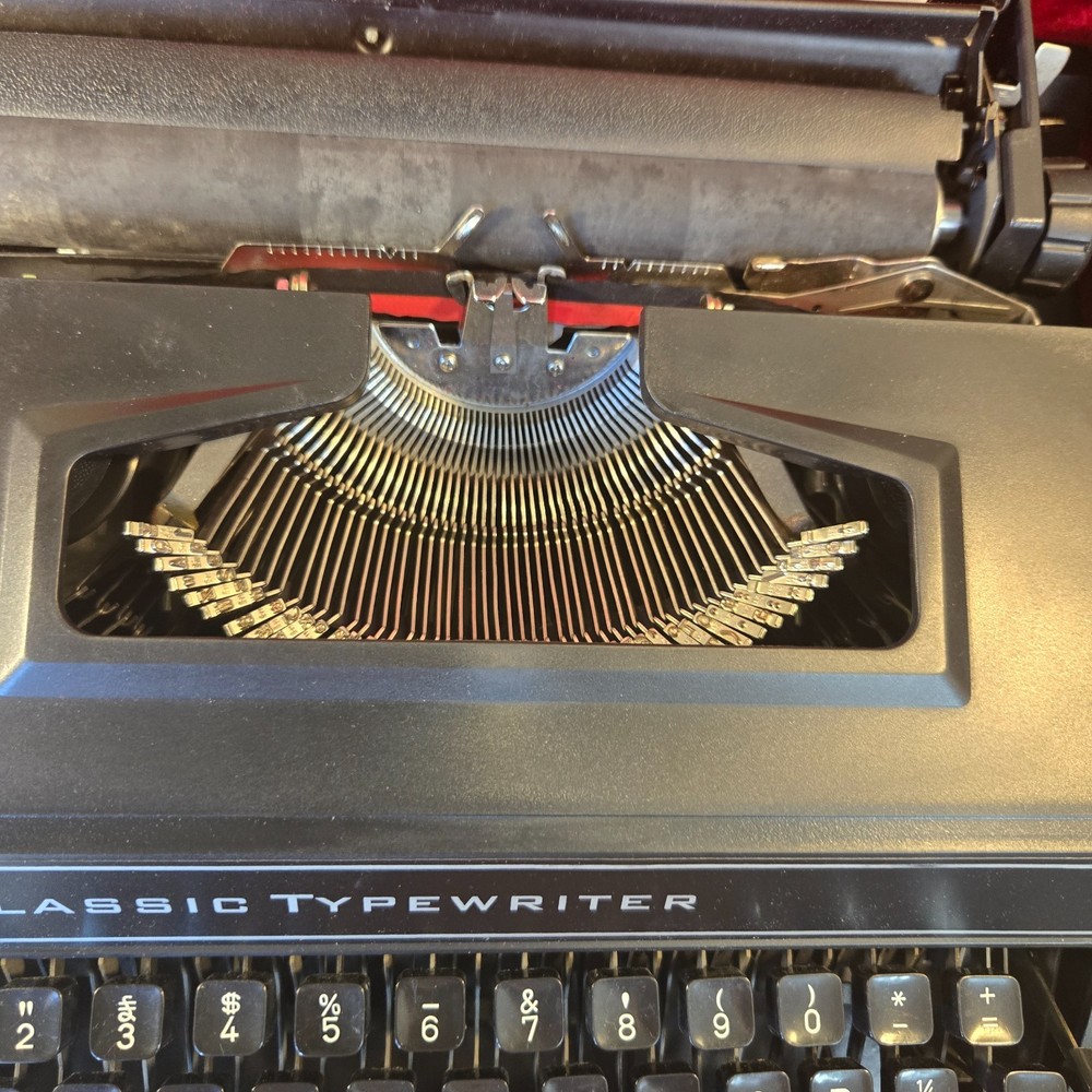 CLASSIC 12 TYPEWRITER PORTABLE TYPEWRITER With Carry Case