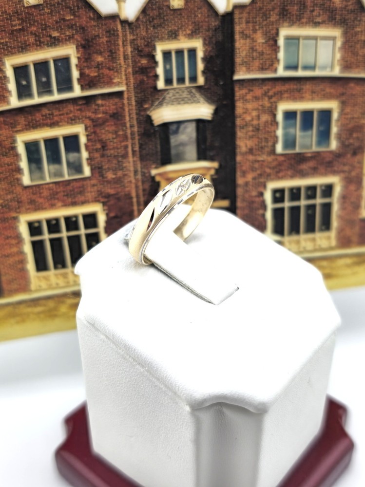10k solid gold ring* High polish* 1 Diamond* size 7*** WB113
