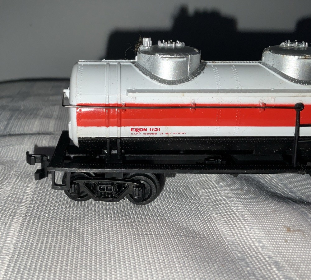 Bachmann HO Scale Exxon 3 Dome Tank Car # 1121