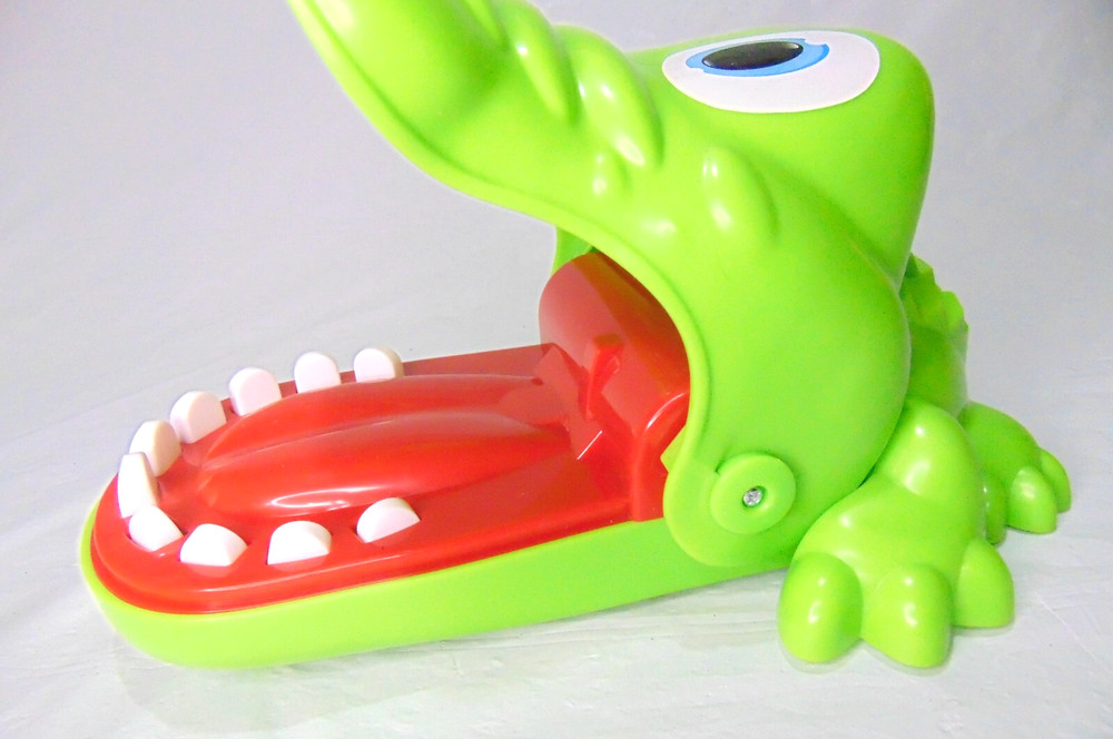 2018 Hasbro ALLIGATOR TEETH GAME - BITING FINGER GAME Fun! Large
