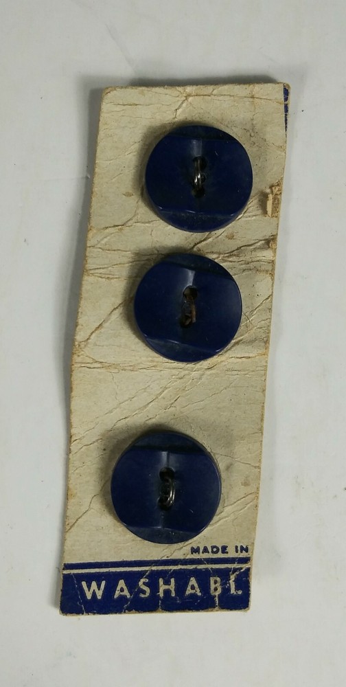 LOT VINTAGE PLASTIC BUTTONS Pre-Owned