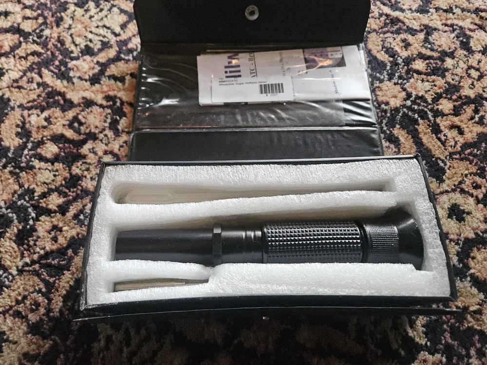 MILWAUKEE MR32ATC HANDHELD BRIX REFRACTOMETER 0-32% ATC WITH CASE AND TOOL