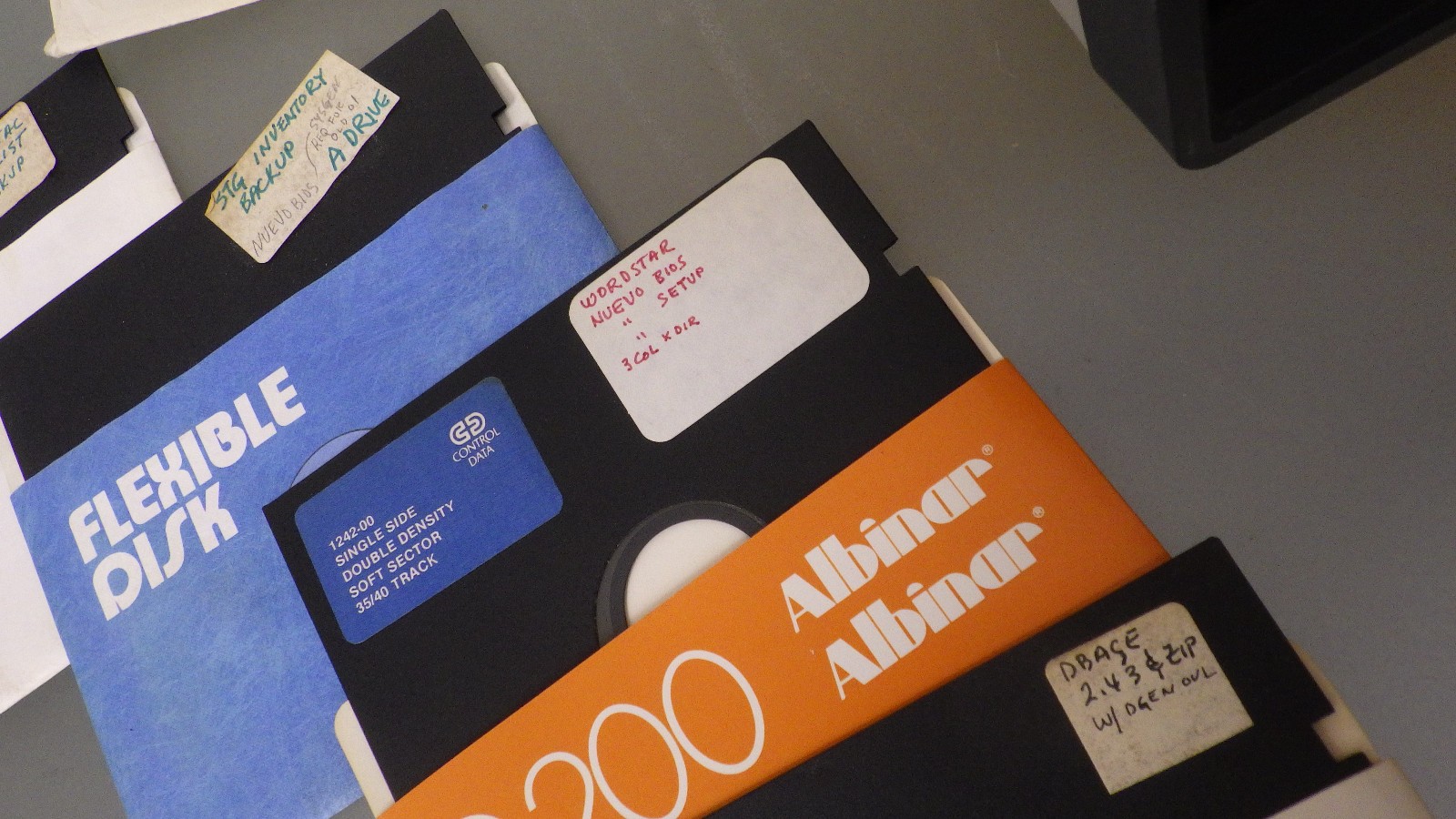 Vtg OSBORNE 1 OCC Portable Computer PC w/ Floppy Disks *Parts Repair Not Working