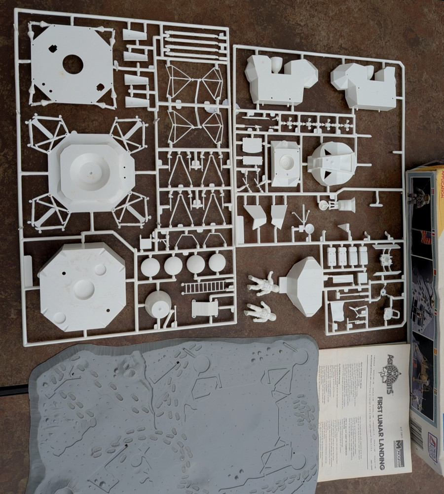MONOGRAM YOUNG ASTRONAUTS FIRST LUNAR LANDING MODEL KIT BOXED 1986