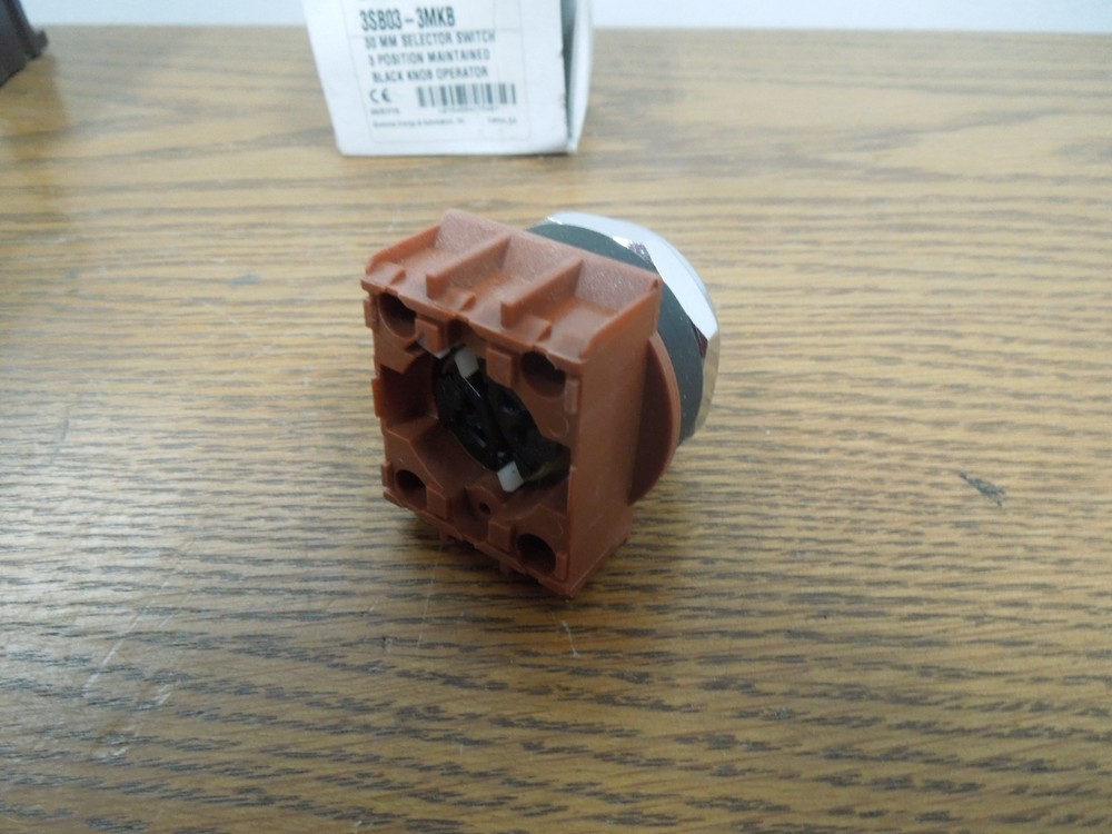 Siemens 3SB03-3MKB 30mm 3 Position Maintained Selector Switch Surplus