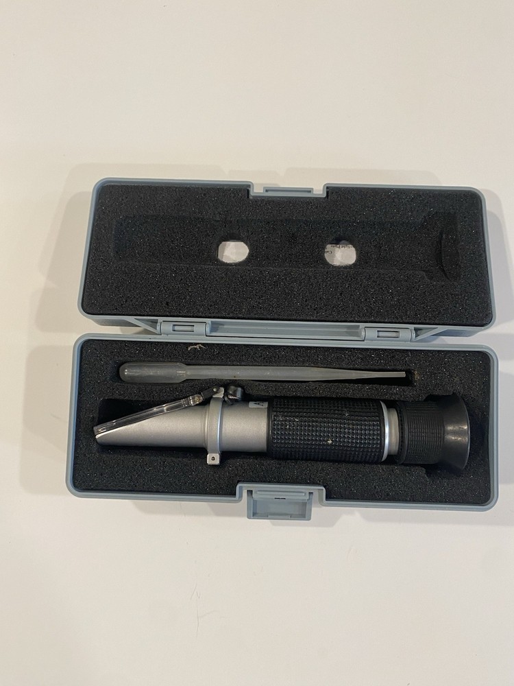 RHB-32ATC Brix Scale Portable Refractometer W/ Case & Accessories!