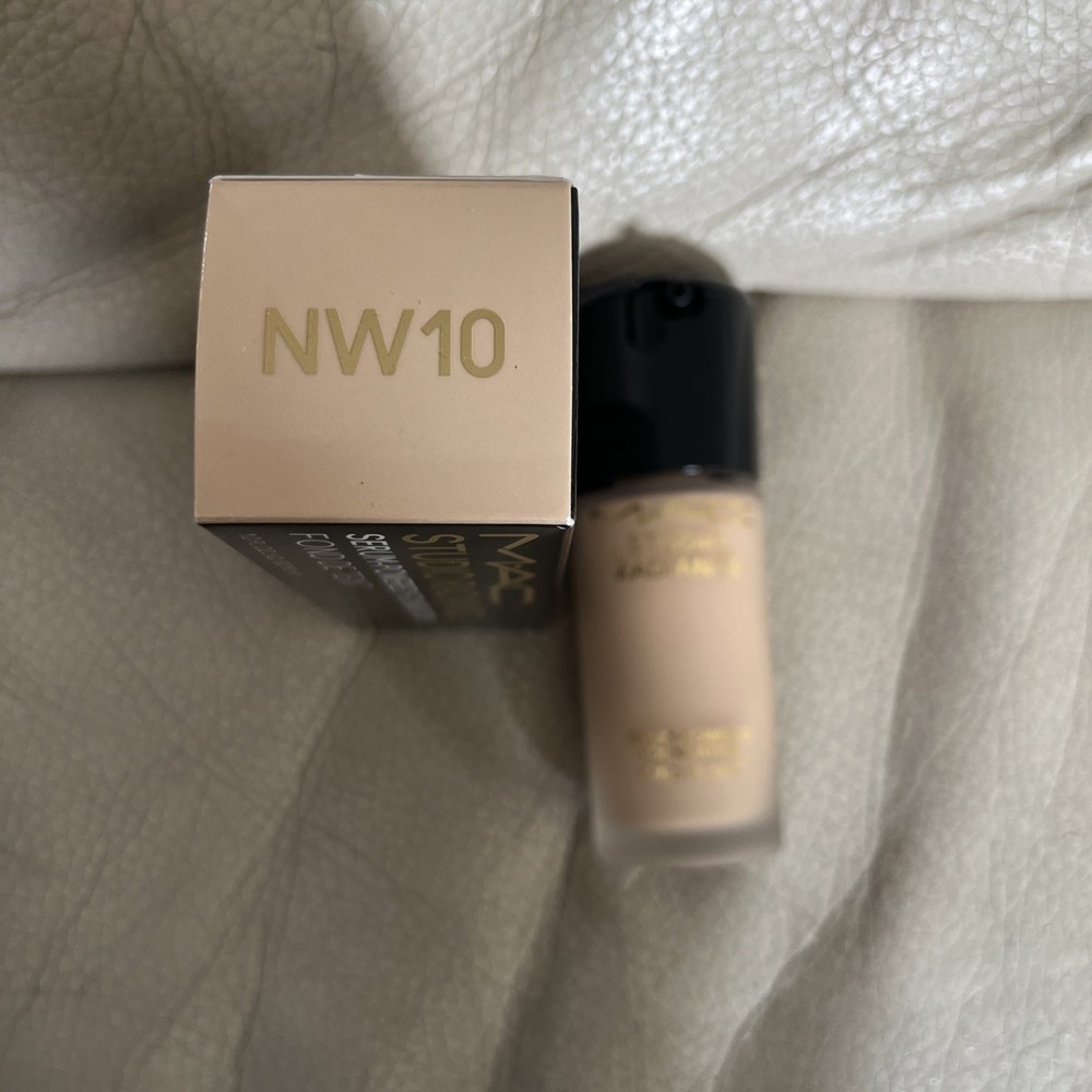 Mac Studio Radiance Serum Powdered Foundation (NW10)
