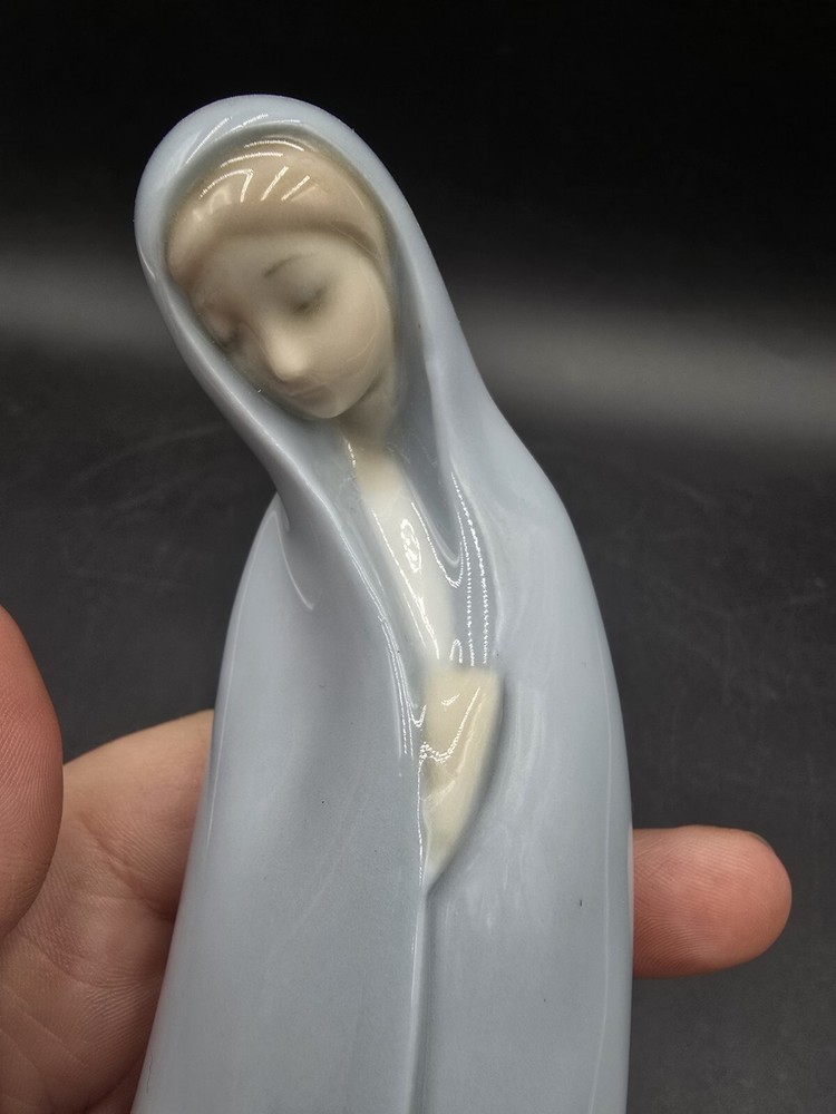 Llardo Kneeling Madonna Nativity #4534
