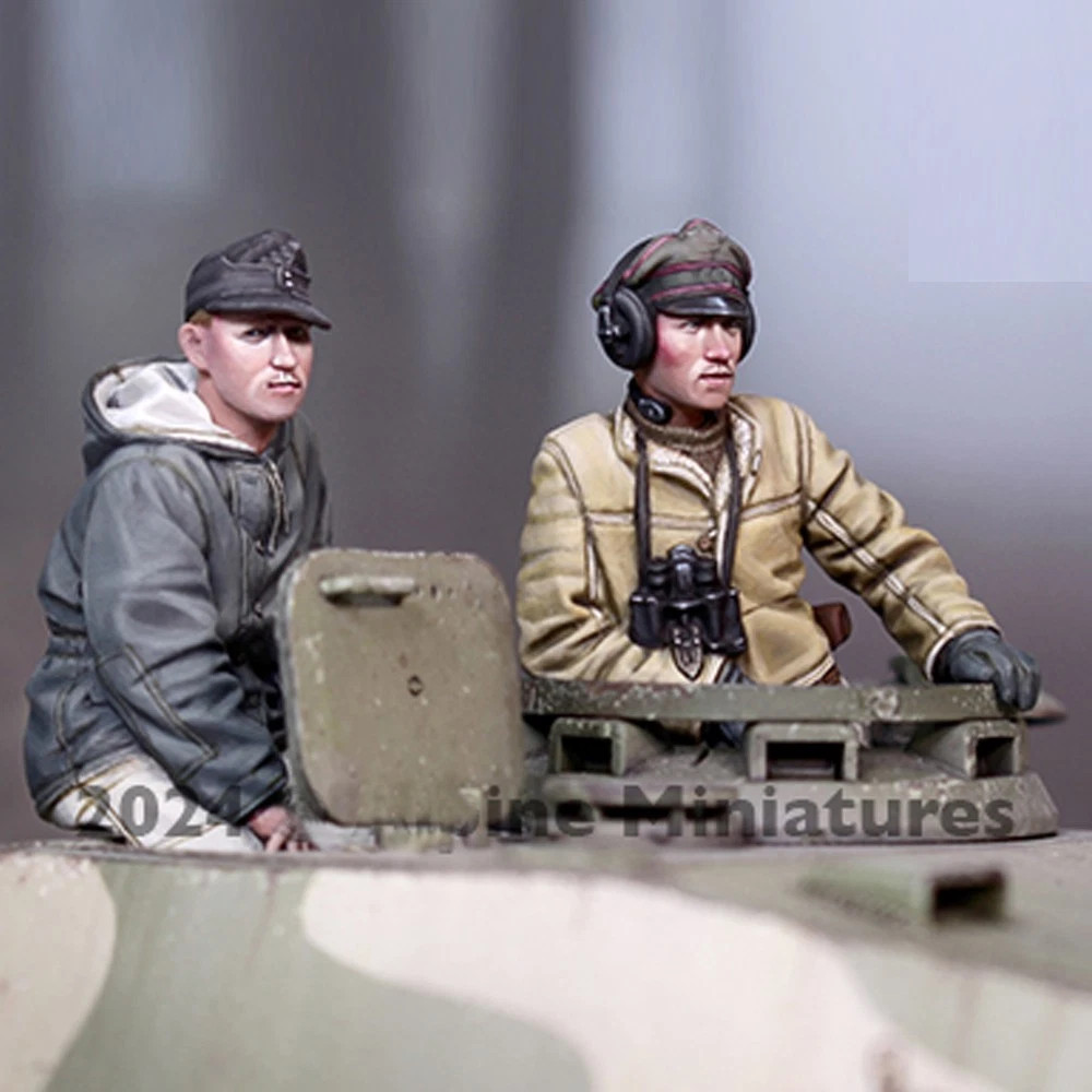 1/35 German Panzer Crew Set (2 Figures) WWII Unpainted Unassembled
