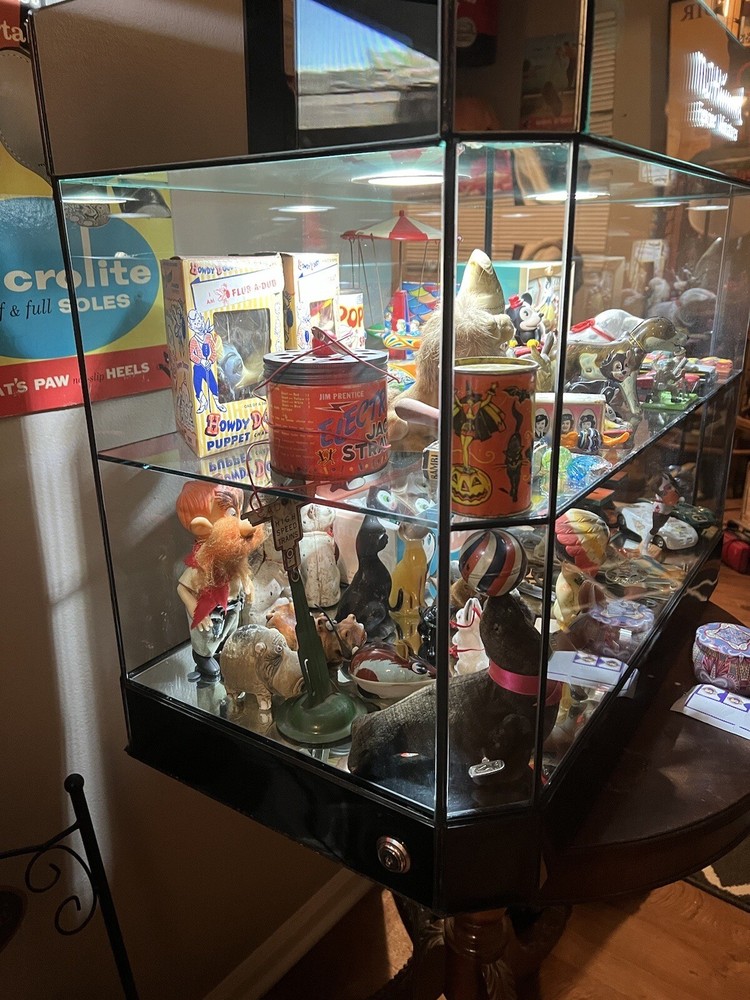 1990 HUMMEL STORE DISPLAY CASE, BEAUTIFUL SOLID CASE WITH 2 LOCKING DOORS