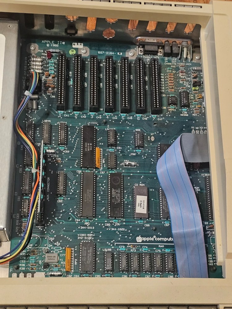 Vintage APPLE IIe A2S2064 Desktop Computer Clean - Tech Special Powers Beeps