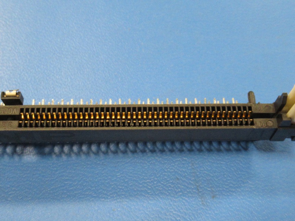 (1) 2-390175-6 AMP TYCO 168 PIN POSITION RIGHT ANGLE SDRAM DIMM SOCKET w/ GUIDE