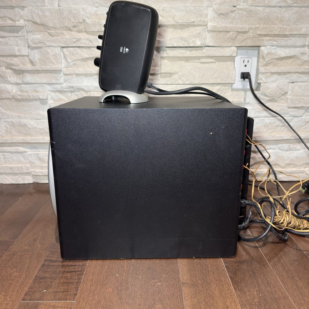Logitech Z-560 Surround Sound System 5.1 THX Certified