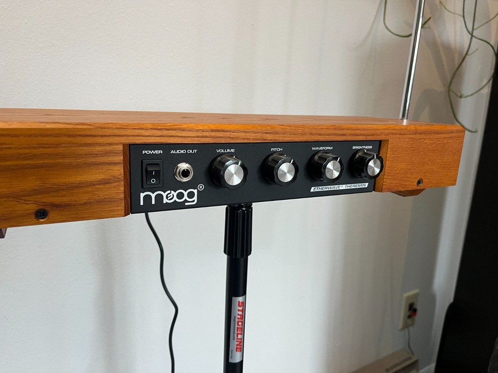 MOOG Theremin THEETHER01 Desktop Synthesizer and mic stand