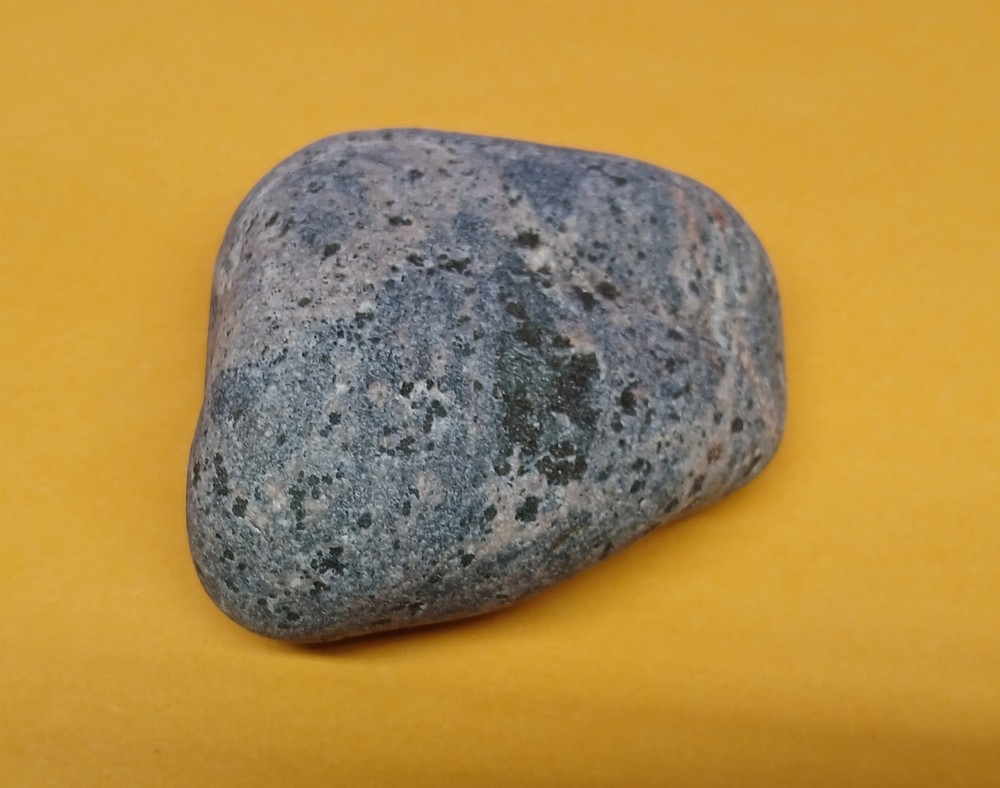Fluorescent Sodalite ( Yooperlite ) 4.3 oz. A Bright and Nice Stone