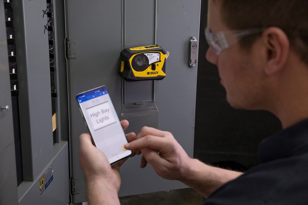 M211 PORTABLE BLUETOOTH LABEL PRINTER WITH ACCESSORY KI