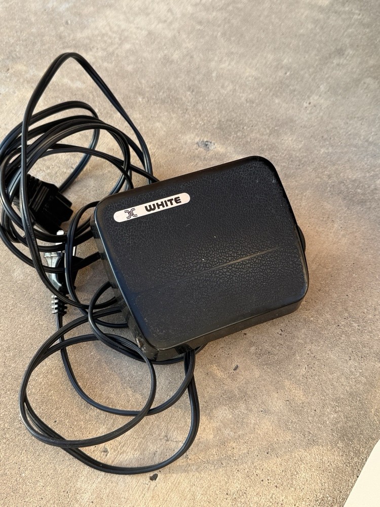 White Superlock Electronic 2000 ATS Serger w/ Rolling Case