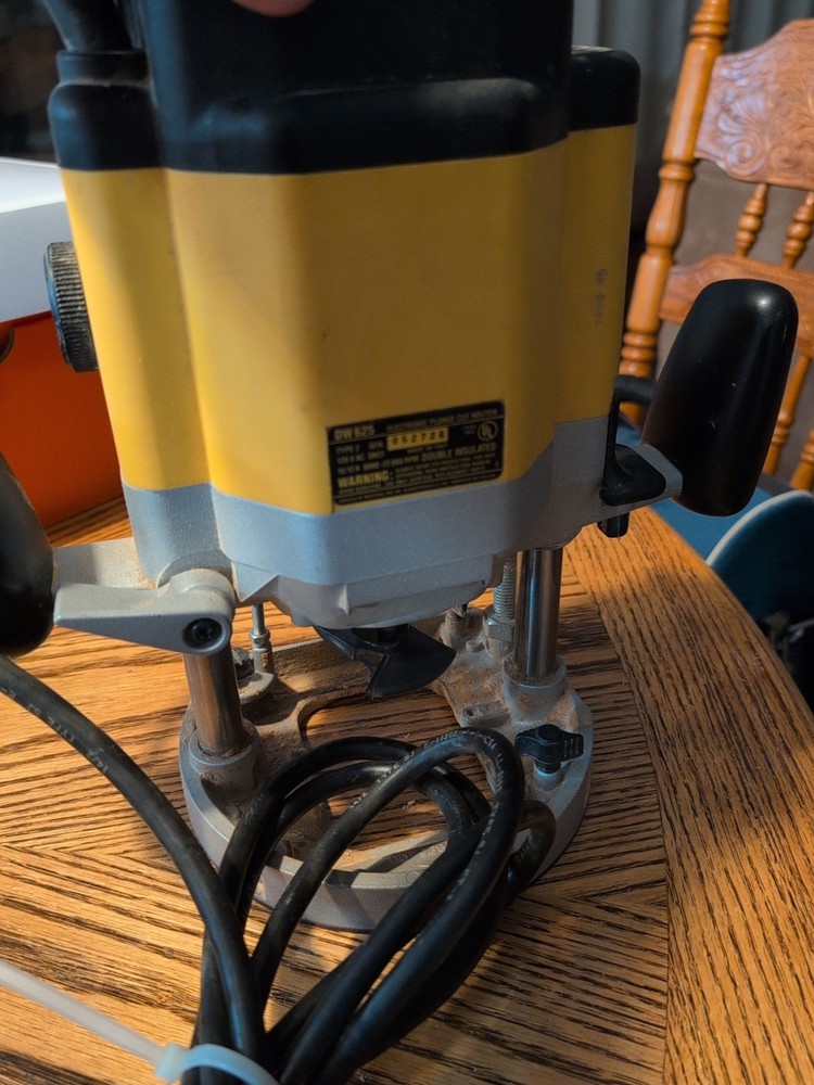 DEWALT DW625 Electronic Plunge Router Needs Cleaning Works