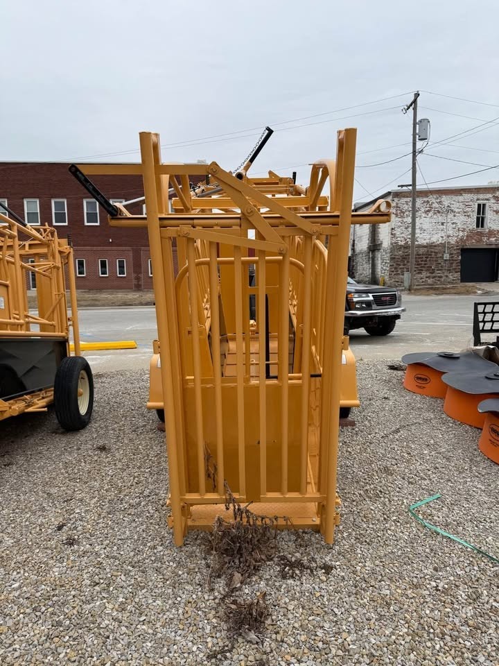 FOR-MOST CATTLE CHUTE PORTABLE 375