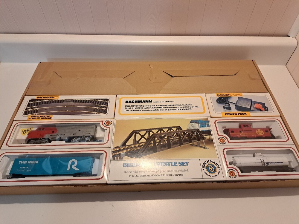 Bachmann "SILVER EXPRESS" Electric HO Train Set 83 PC