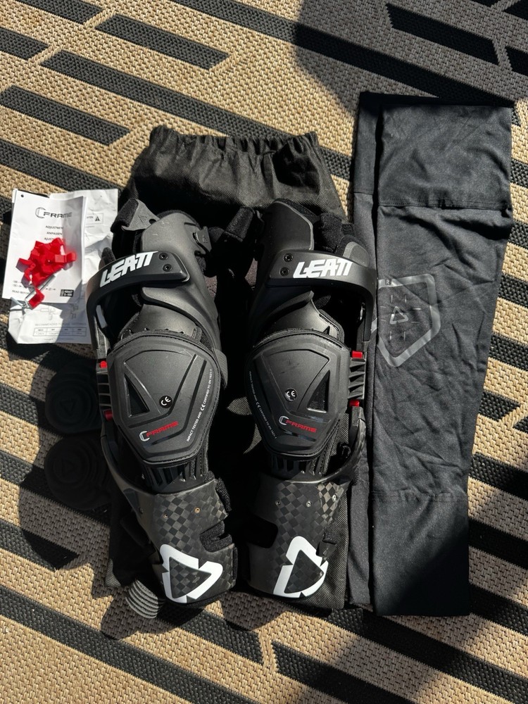 Leatt Knee Brace C-Frame Pro Carbon S/M Pair