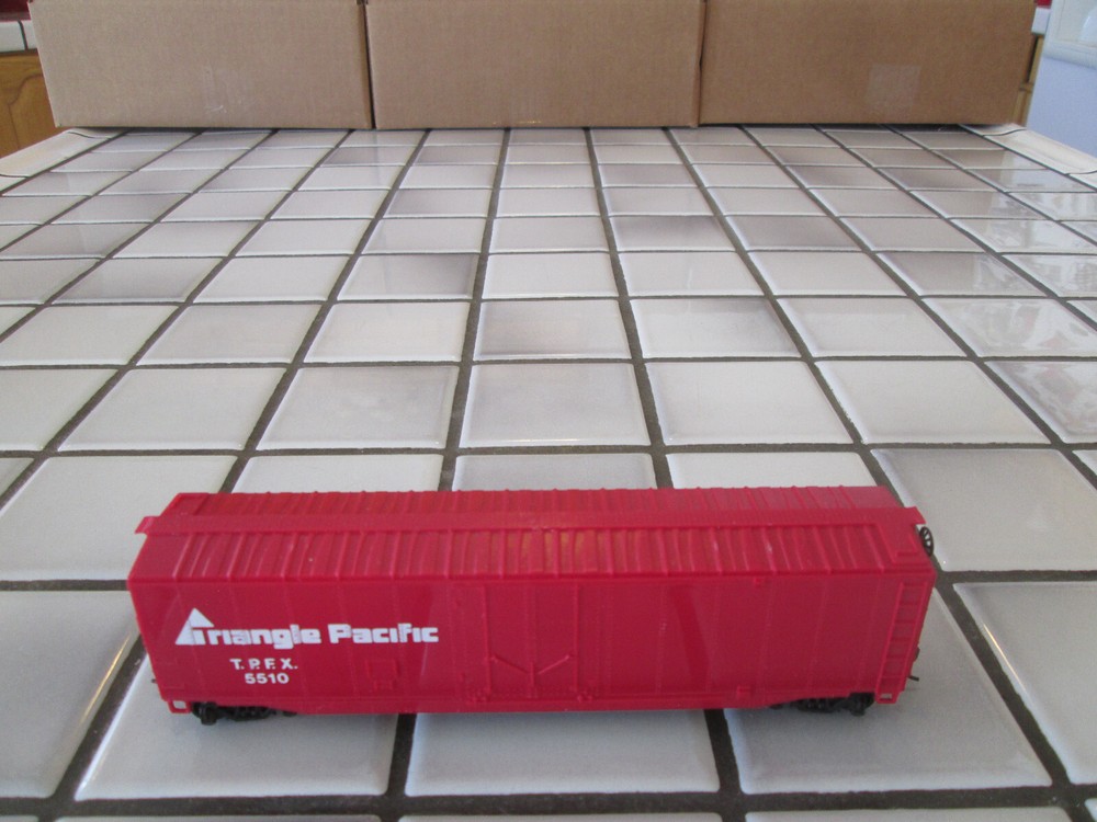 bachmann TRIANGLE PACIFIC 50 foot box HO scale
