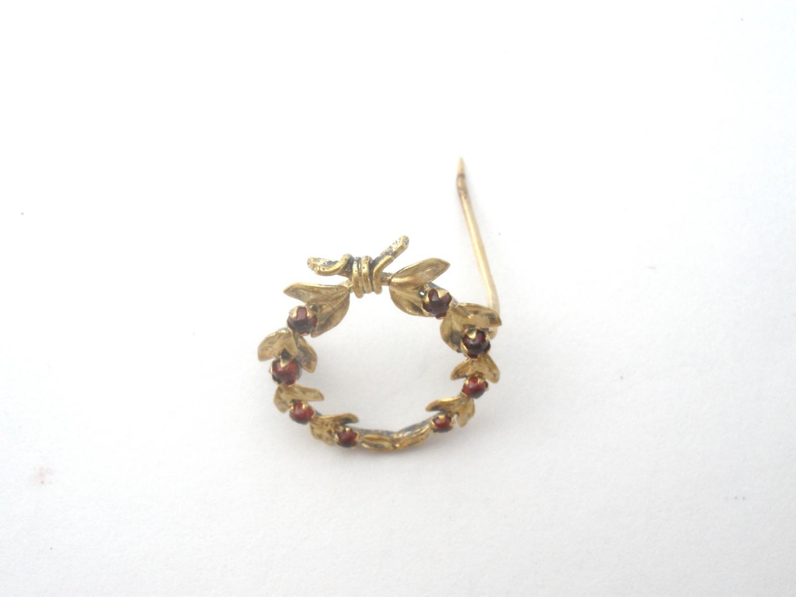 Victorian 14K Gold Wreath Brooch With Bohemian Garnets Round Pin Antique Jewelry