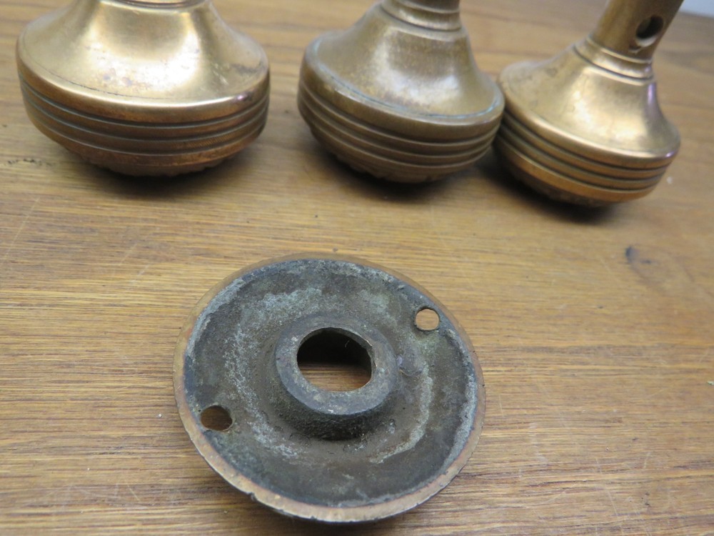3 OLDDOOR KNOBS & ESCUTCHEON