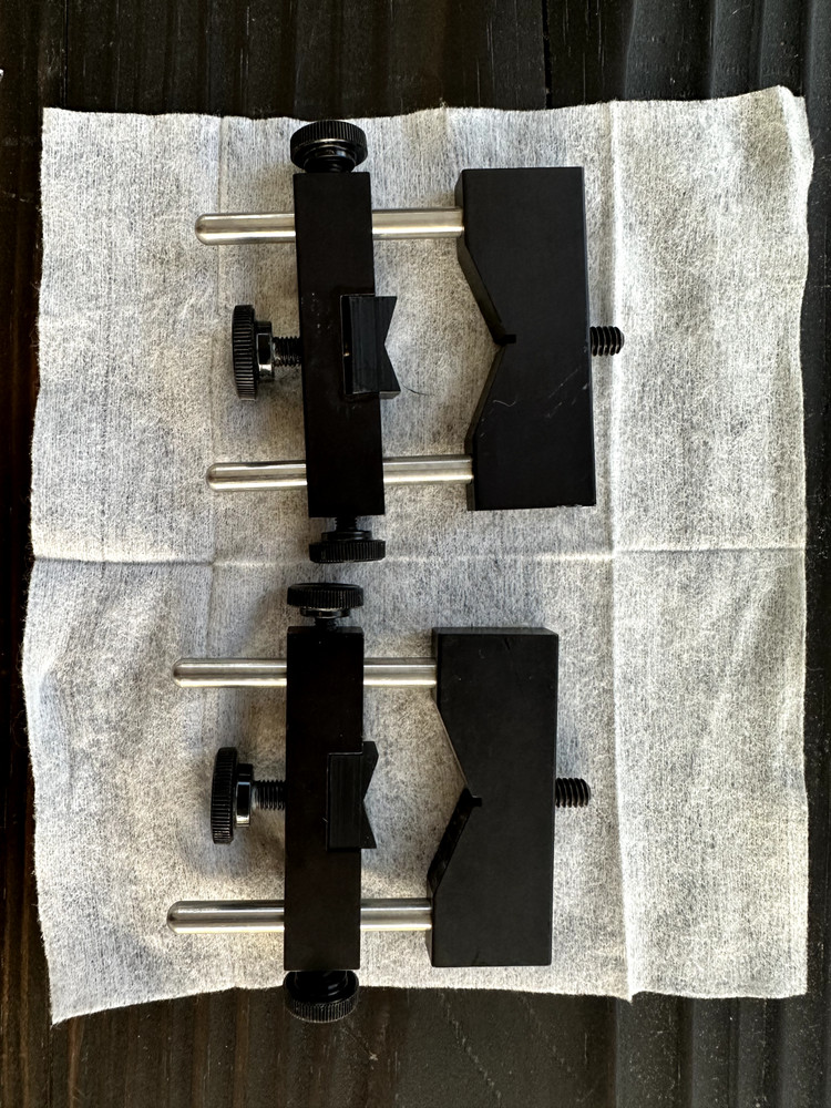 Two 2 Optical Bar Len V-shape mounts