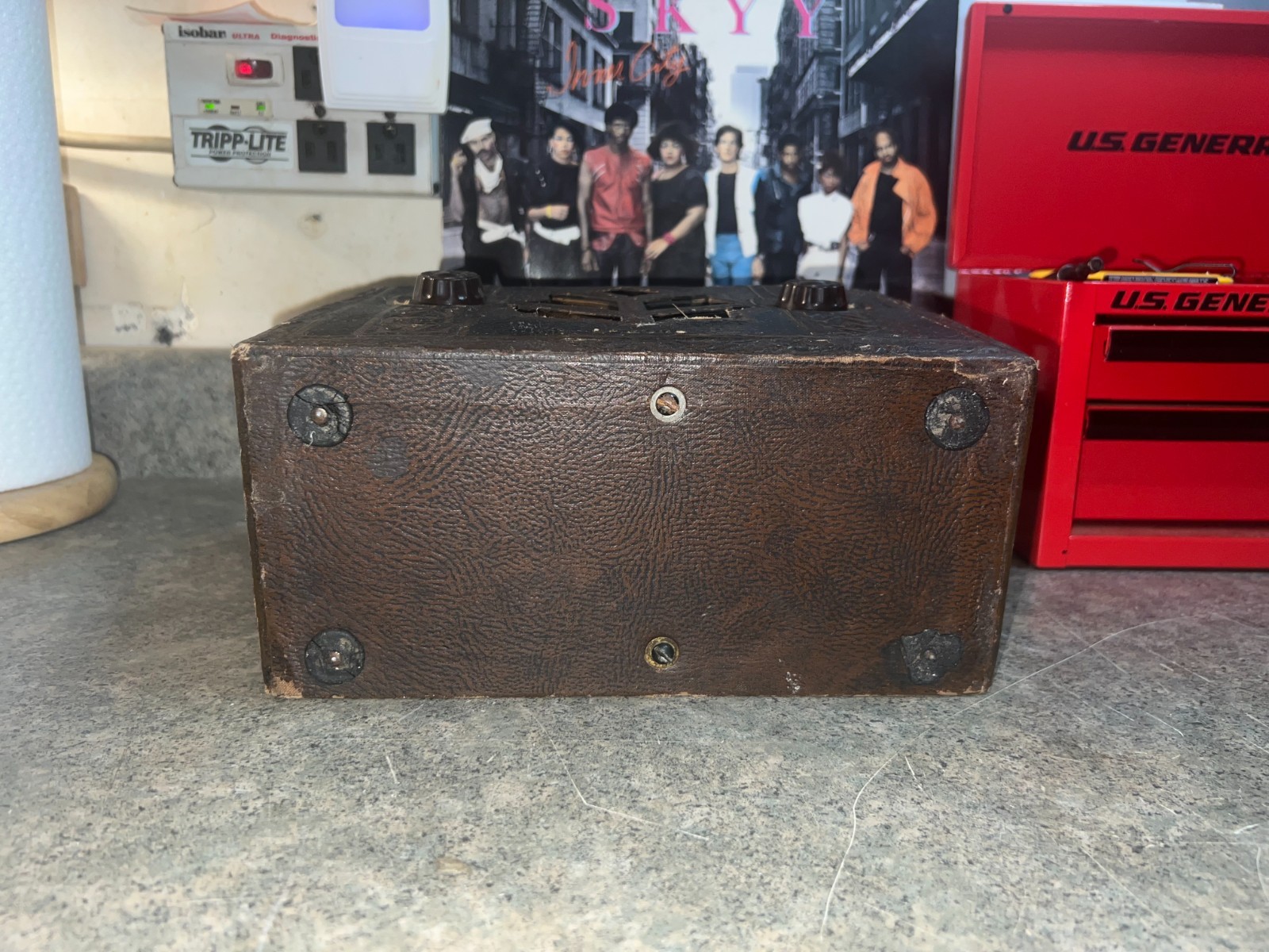 LEWOL Tabletop Broadcast Receiver. Model: "LEVORE" . Rare model. Works great !!