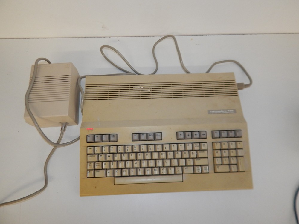 ^^ COMMODORE 128 VINTAGE PERSONAL COMPUTER IN BOX (WMN24)